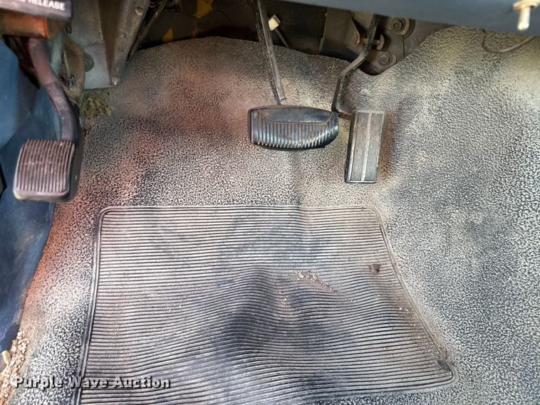 image for item EV7604 1996 Ford F250 utility bed pickup truck