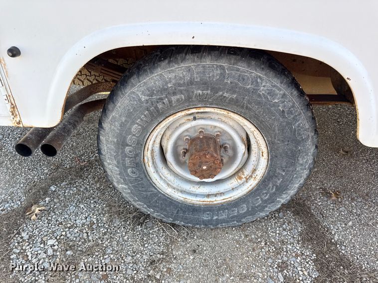 image for item EV7604 1996 Ford F250 utility bed pickup truck