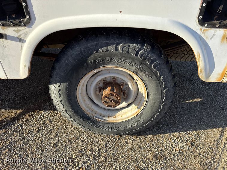 image for item EV7604 1996 Ford F250 utility bed pickup truck