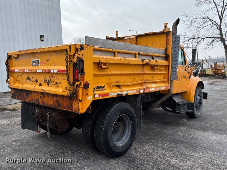 image for item FB3199 2002 International 4900 dump truck