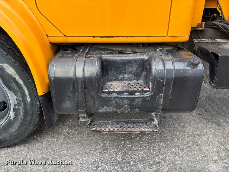 image for item FB3199 2002 International 4900 dump truck