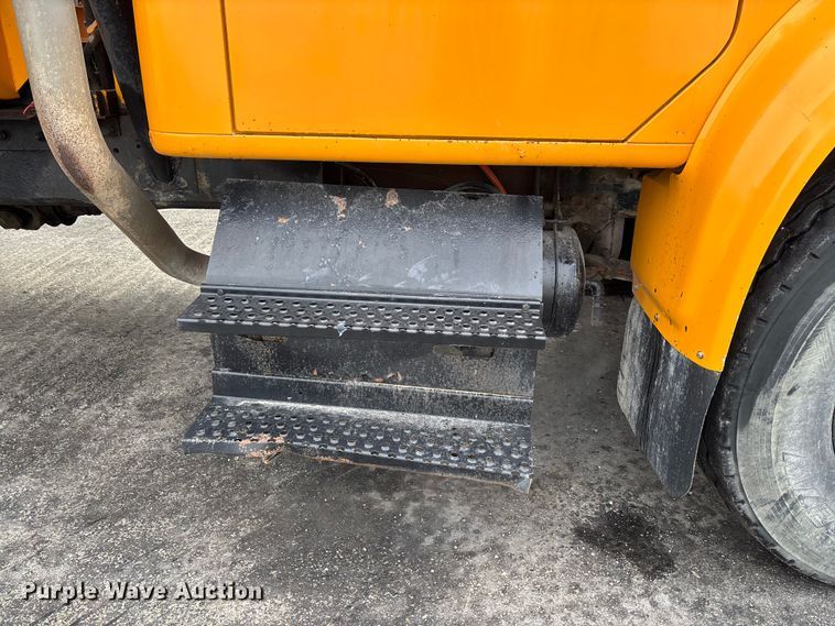 image for item FB3199 2002 International 4900 dump truck