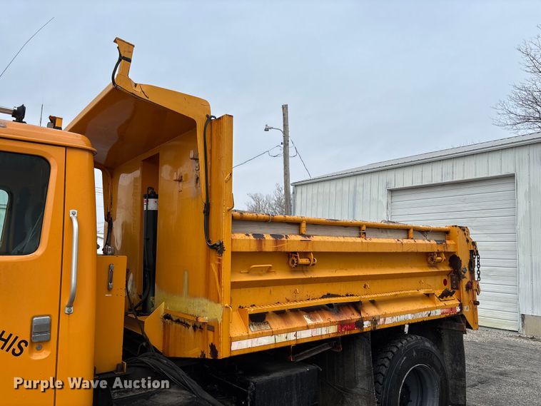 image for item FB3199 2002 International 4900 dump truck