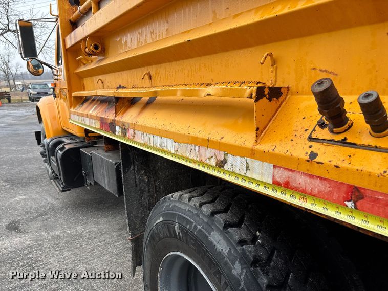 image for item FB3199 2002 International 4900 dump truck