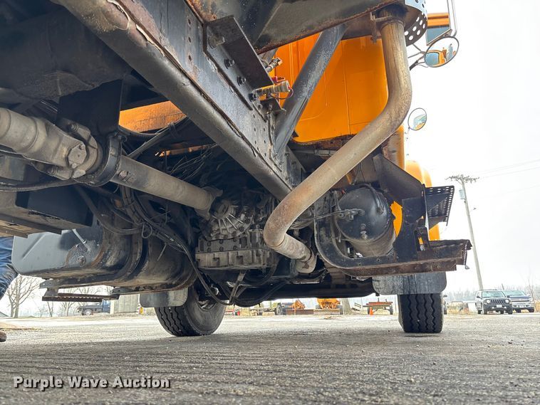 image for item FB3199 2002 International 4900 dump truck