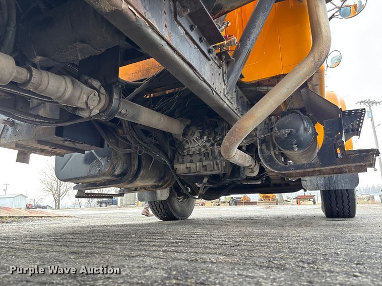 image for item FB3199 2002 International 4900 dump truck