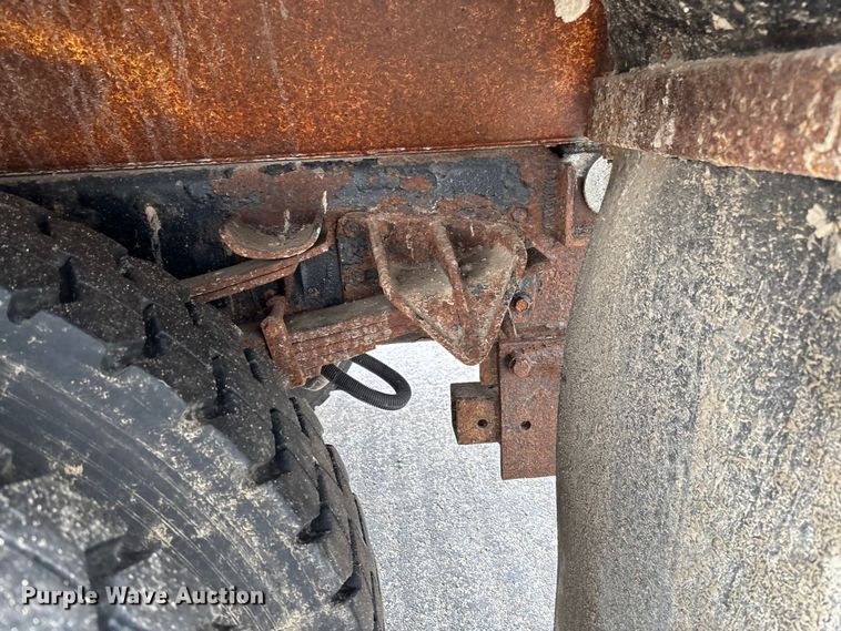 image for item FB3199 2002 International 4900 dump truck