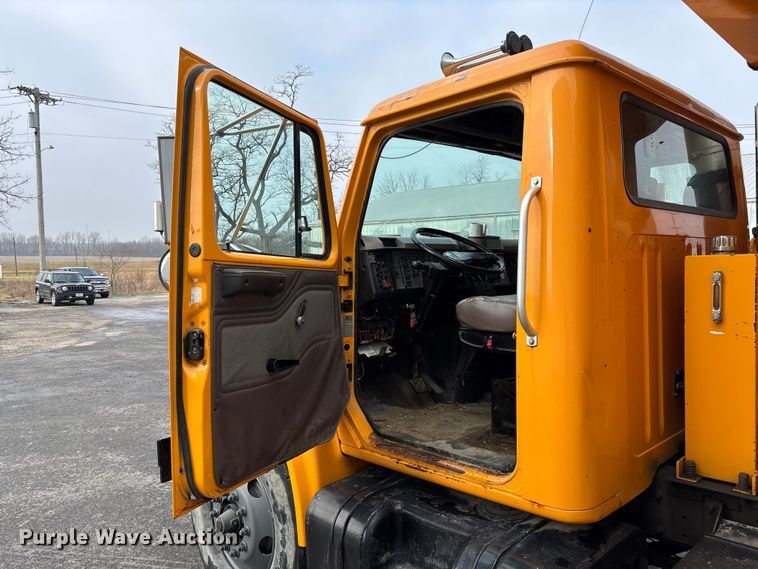 image for item FB3199 2002 International 4900 dump truck