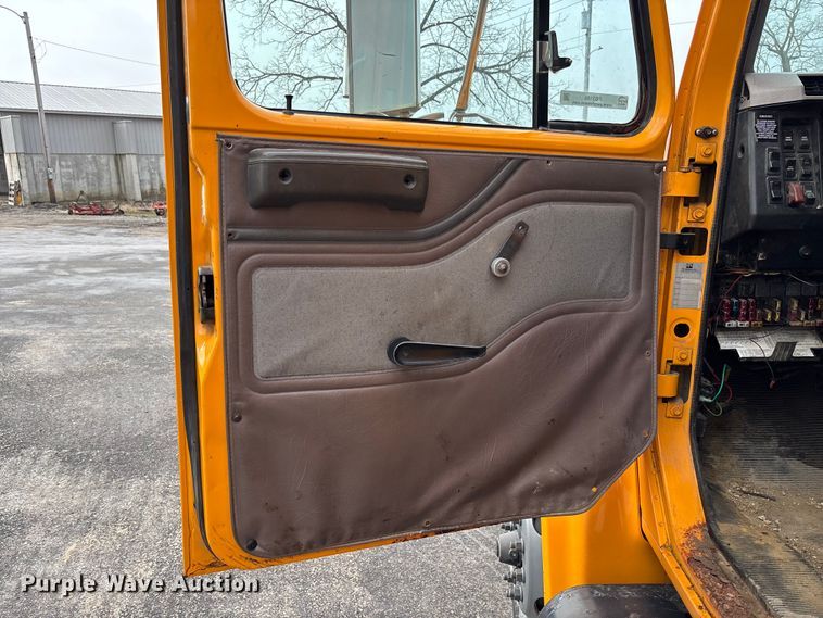 image for item FB3199 2002 International 4900 dump truck