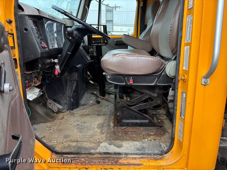 image for item FB3199 2002 International 4900 dump truck