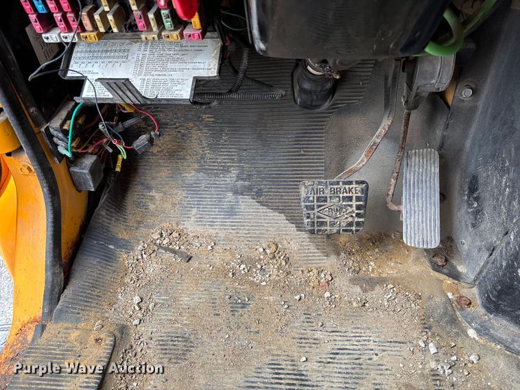 image for item FB3199 2002 International 4900 dump truck