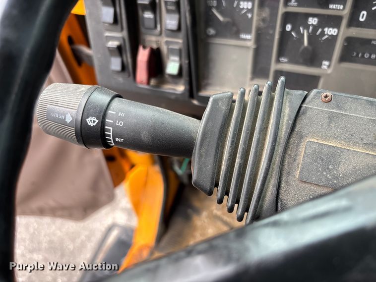 image for item FB3199 2002 International 4900 dump truck