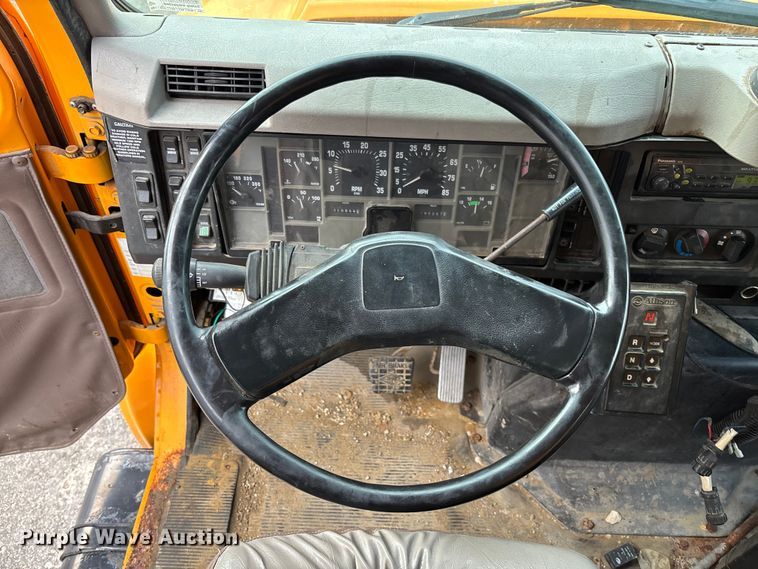 image for item FB3199 2002 International 4900 dump truck