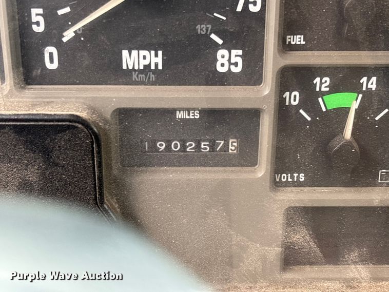 image for item FB3199 2002 International 4900 dump truck