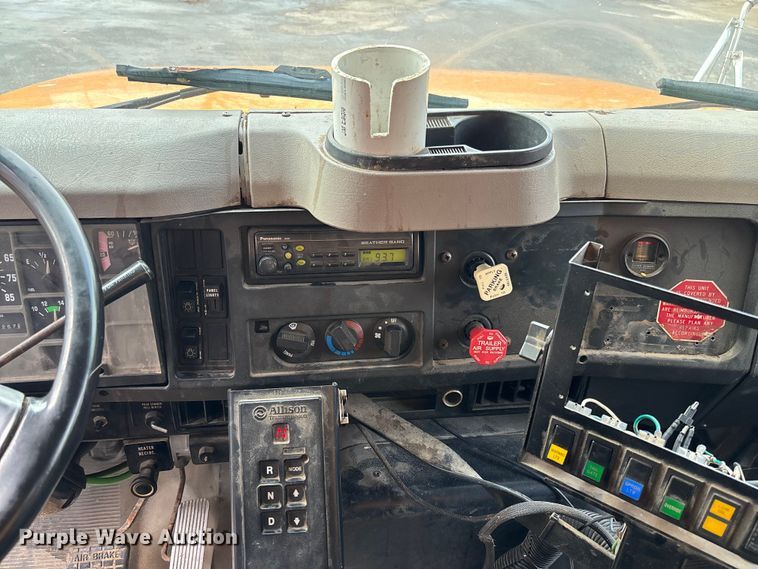 image for item FB3199 2002 International 4900 dump truck