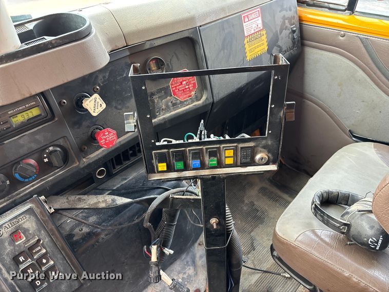 image for item FB3199 2002 International 4900 dump truck