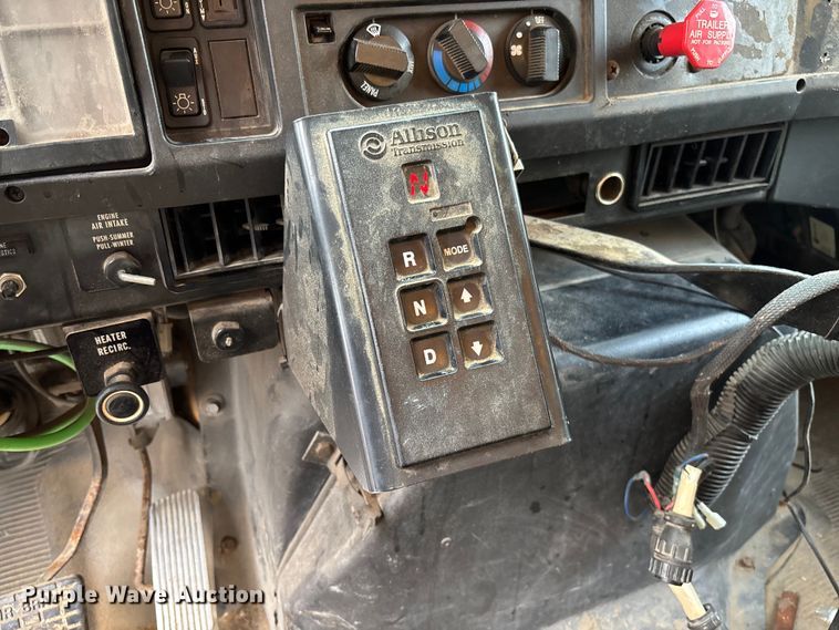 image for item FB3199 2002 International 4900 dump truck