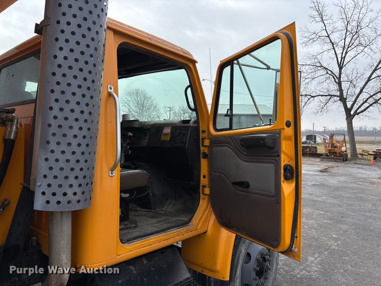 image for item FB3199 2002 International 4900 dump truck