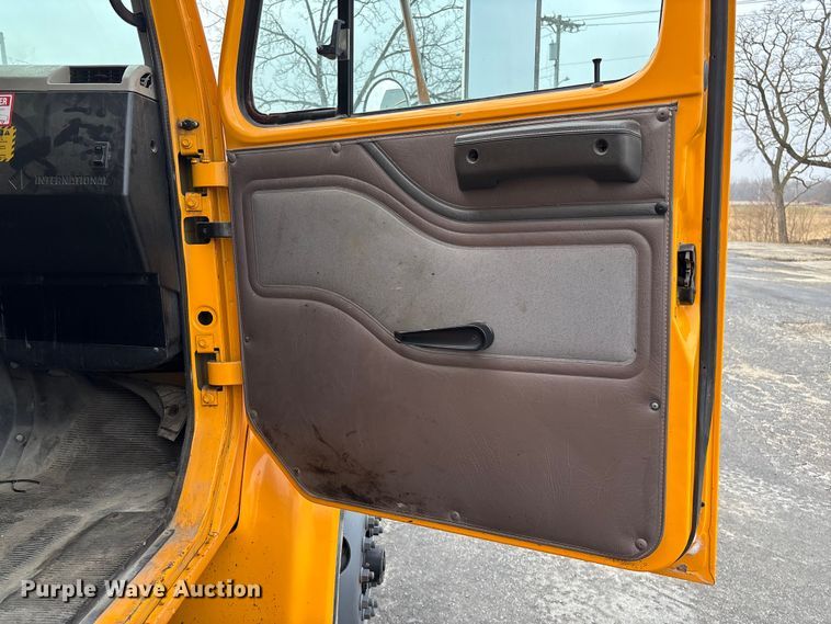 image for item FB3199 2002 International 4900 dump truck