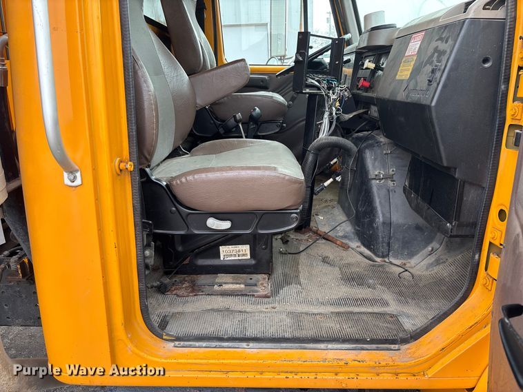 image for item FB3199 2002 International 4900 dump truck