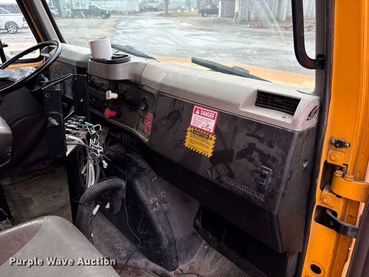 image for item FB3199 2002 International 4900 dump truck