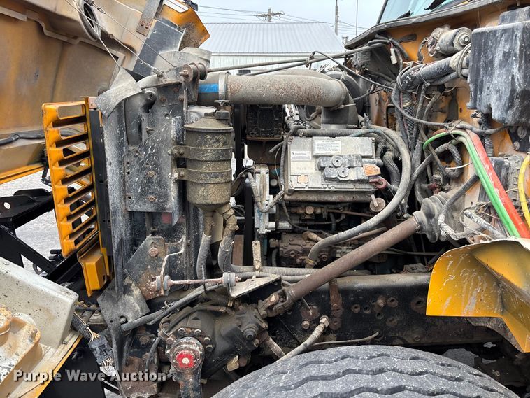 image for item FB3199 2002 International 4900 dump truck