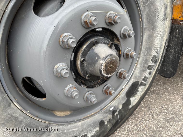 image for item FB3199 2002 International 4900 dump truck