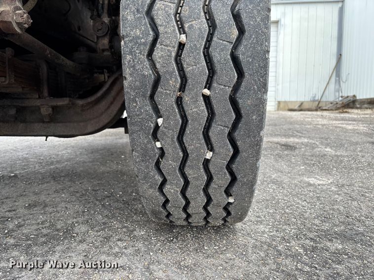 image for item FB3199 2002 International 4900 dump truck