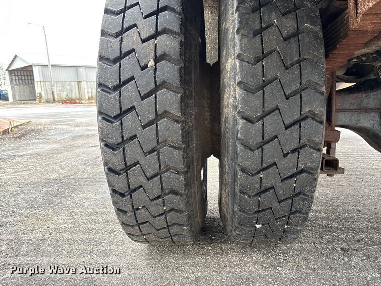 image for item FB3199 2002 International 4900 dump truck