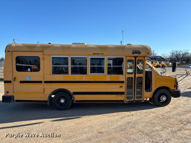 image for item FB3221 2004 Chevrolet Express 3500 school bus