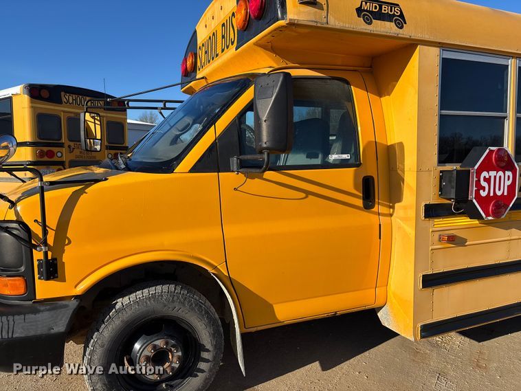image for item FB3221 2004 Chevrolet Express 3500 school bus