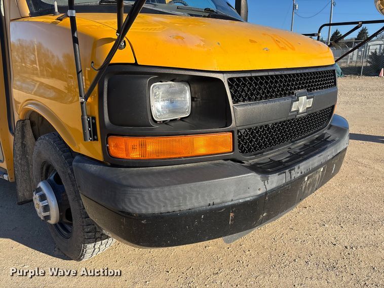 image for item FB3221 2004 Chevrolet Express 3500 school bus