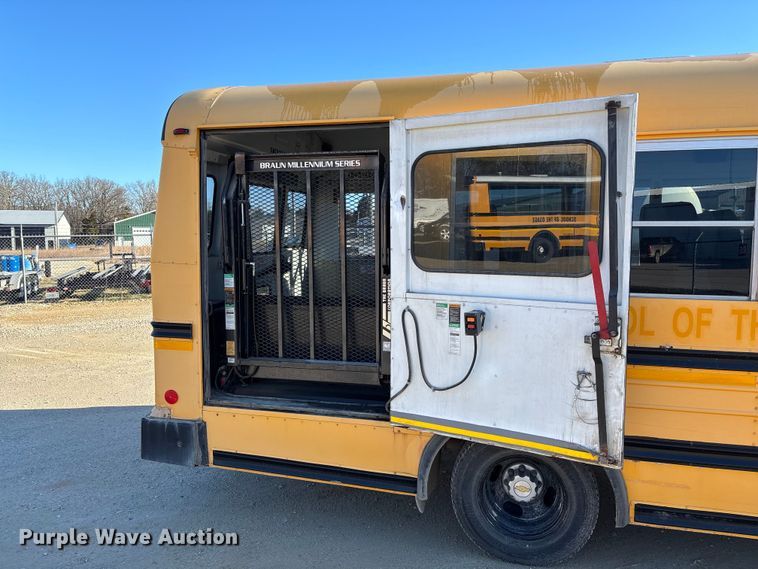 image for item FB3221 2004 Chevrolet Express 3500 school bus