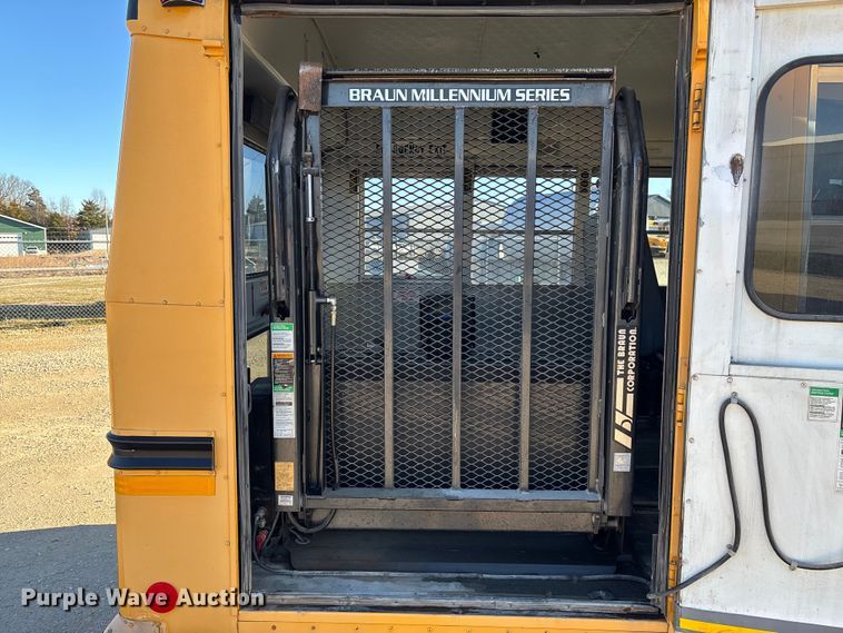 image for item FB3221 2004 Chevrolet Express 3500 school bus