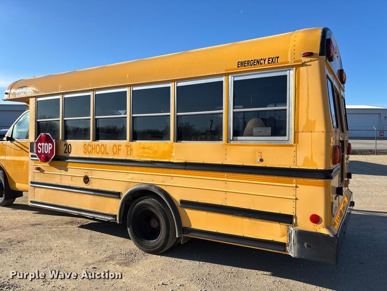 image for item FB3221 2004 Chevrolet Express 3500 school bus