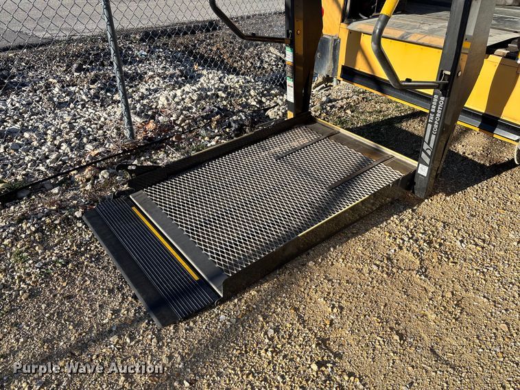 image for item FB3221 2004 Chevrolet Express 3500 school bus