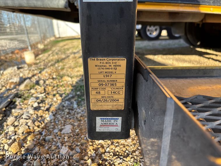 image for item FB3221 2004 Chevrolet Express 3500 school bus