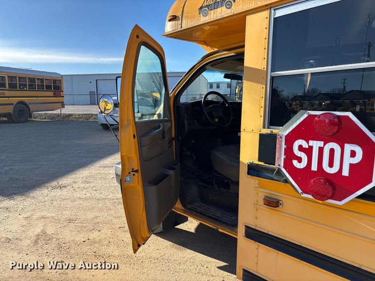 image for item FB3221 2004 Chevrolet Express 3500 school bus