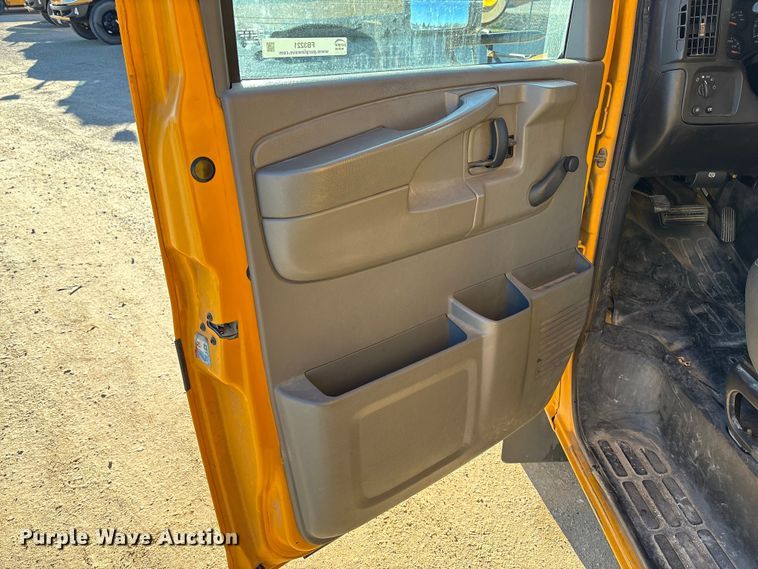 image for item FB3221 2004 Chevrolet Express 3500 school bus