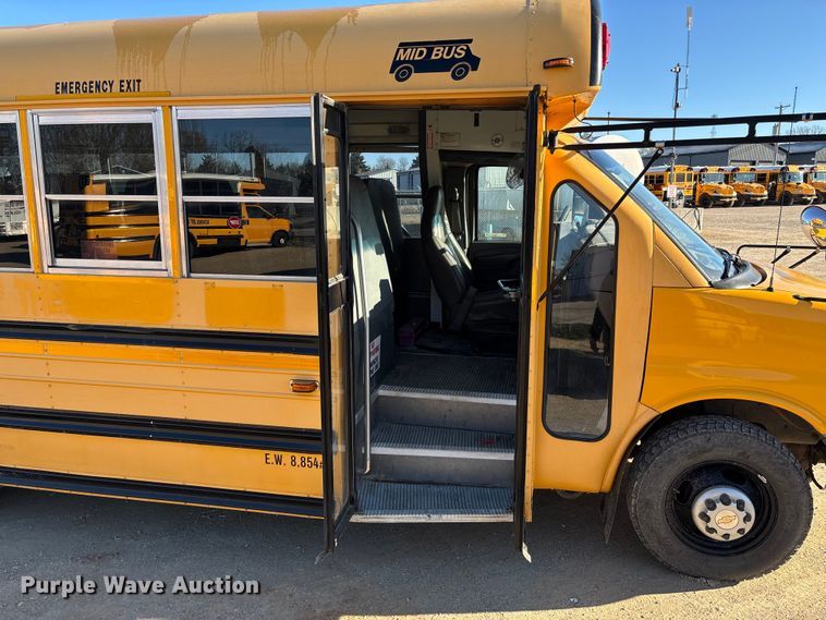 image for item FB3221 2004 Chevrolet Express 3500 school bus