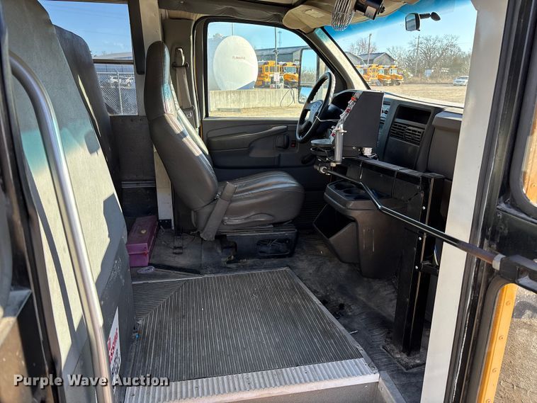 image for item FB3221 2004 Chevrolet Express 3500 school bus