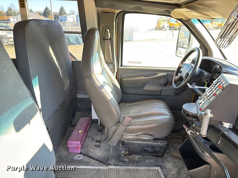 image for item FB3221 2004 Chevrolet Express 3500 school bus