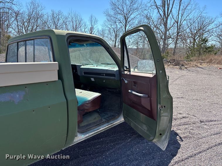 image for item FB3224 1986 Chevrolet K20 pickup truck