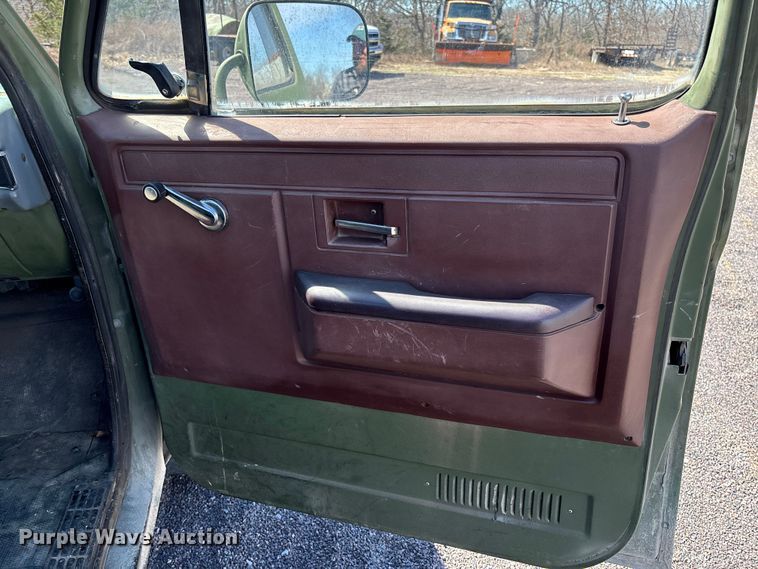 image for item FB3224 1986 Chevrolet K20 pickup truck