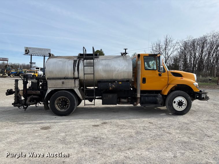 image for item FB3234 2008 International 7400 oil distributor truck