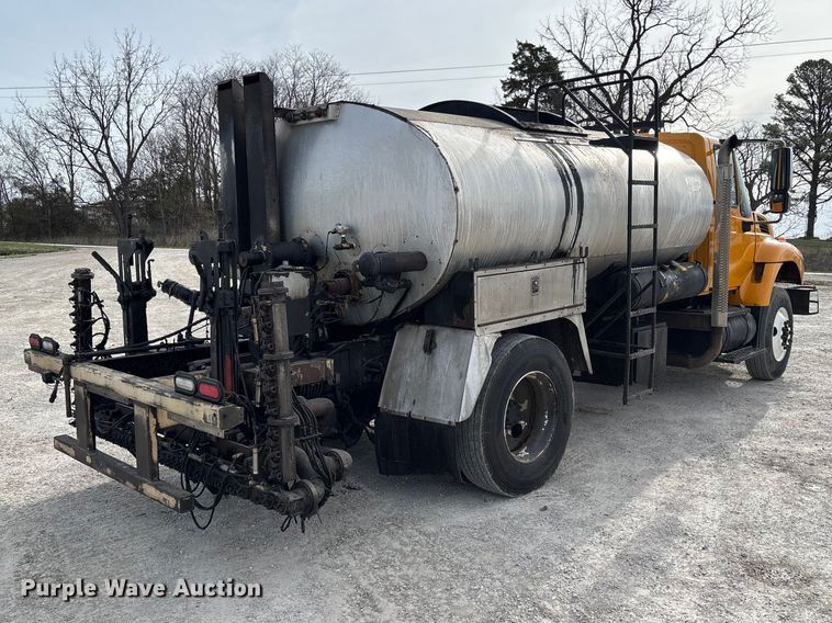 image for item FB3234 2008 International 7400 oil distributor truck