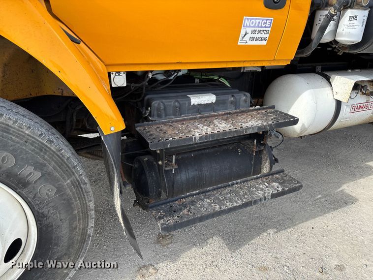 image for item FB3234 2008 International 7400 oil distributor truck