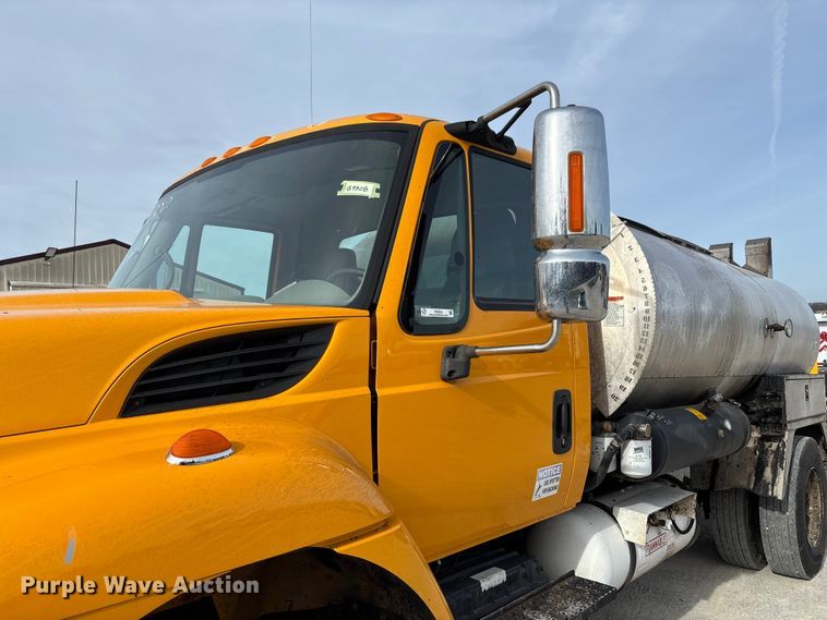 image for item FB3234 2008 International 7400 oil distributor truck