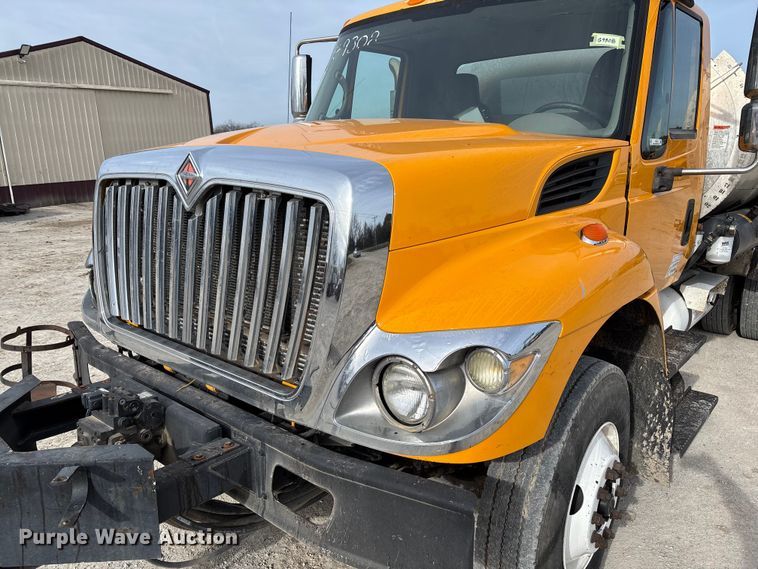 image for item FB3234 2008 International 7400 oil distributor truck