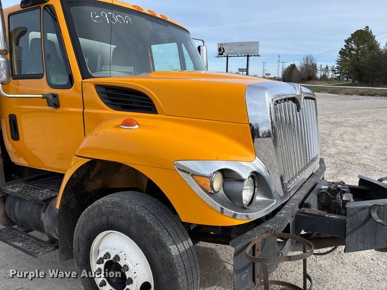 image for item FB3234 2008 International 7400 oil distributor truck